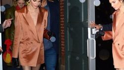 Kendall Jenner sadece ceket giydi