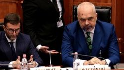 Arnavutluk Meclisi'nde Başbakan Rama'ya protesto