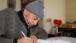 Engellerini aşıp okuma yazmayı öğrendi