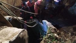 8 metrelik su kuyusuna düşen 400 kiloluk inek kurtarıldı