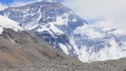 Çin, Everest Dağı'nı 'çöp' nedeniyle turistlere kapattı