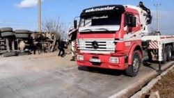 Freni patlayan kamyon çelik bariyerlere çarptı: 1 yaralı