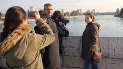 İntihar eden küçük kızın ardından fotoğraf çektiler