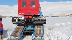 Bingöl'de donmuş gölete düşen elektrik aracı kurtarıldı