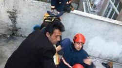 Baca temizliği yaparken yan binanın balkonuna düştü