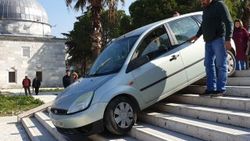 Park yeri ararken merdivenlerde kaldı