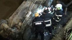 Aracıyla dereye düşen sürücü, son anda kurtarıldı