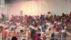 Karnaval kutlamaları sırasında sahne çöktü