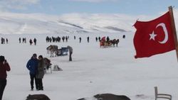Buzla kaplı Çıldır Gölü turistleri cezbediyor