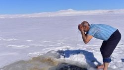 Nazik Gölü'nde abdest alıp, namaz kılıyorlar