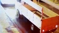 Kendi kendine hareket eden kamyonet iki araca çarptı