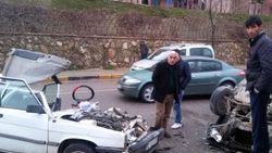 Park edilmiş araç, seyir halindeki aracın üzerine düştü