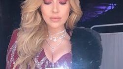 Hadise elbisesini göstermeye doymadı