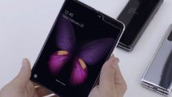 Samsung'un katlanabilir telefonu Galaxy Fold'a daha yakından bakın