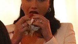 Adriana Lima elinden hamburgeri düşürmedi