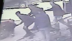 Küçük kız otomobilin altında kalmaktan son anda kurtuldu