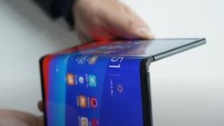 Apple, katlanabilir telefon yarışında geride kalacak