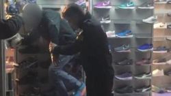 Spor ürünleri mağazasına giren 3 hırsız yakayı ele verdi