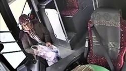 Fenalaşan otobüs şoförü kendini de yolcuları da kurtardı