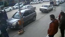 Eşinin iş yeri önünde kendini yakmaya kalktı