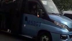 Maltepe'de minibüsün kapısında tehlikeli yolculuk