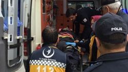 Araç durdurmak için yola çıkan polise otomobil çarptı