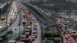 İstanbul'da yağmur trafiği durdurdu
