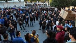 Tunus'ta bebek ölümlerine protesto