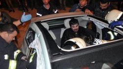 Yeni satın aldığı otomobiliyle kaza yaptı