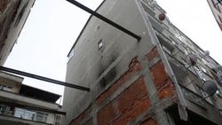 Eğim oluşan binaya demir direkli önlem