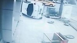 Pedalları karıştıran sürücü kaza yaptı