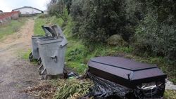 Çöpün önündeki tabut panik yaptırdı