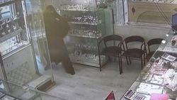 Kuyumcu soygunu bant kesme aparatıyla önledi