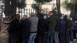 Zafer Çika'nın cenazesinde ünlü görmek için birbirleriyle yarıştılar