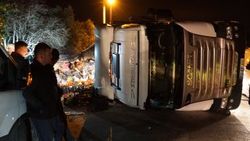 25 ton domates yüklü tır devrildi