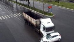 Kırmızı ışıkta geçen tır otomobile çarptı