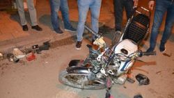 Otomobille motosiklet kafa kafaya girdiler