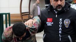 Hırsızlık şüphelisi adliyeye sevk edilirken ilanı aşk etti