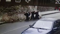 Yoldan geçen kadınlar saniye ile ölümden döndü