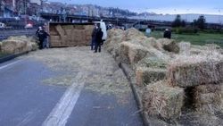 Trabzon'da saman yüklü kamyon devrildi