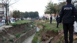 Dereye düşen iki kız kardeşten 1'i kurtarıldı, 1'i kayıp