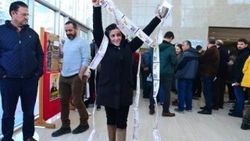 Adana'da tiyatro bileti kuyruğu