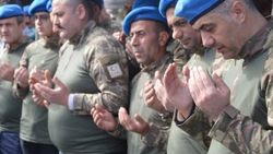 25 yıl sonra şehit komutanlarının mezarında buluştular