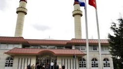Hollanda'da Yeni Zelandalı kadın camiye gelerek özür diledi