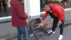 Ağzında kan torbasıyla dolaşan dilenci