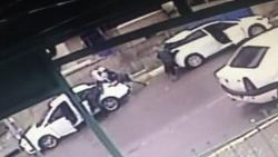 Camiye giren adamın aracından 700 bin TL'lik altın çaldılar
