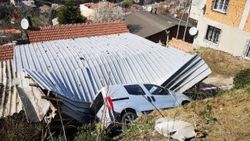 Evlerinin çatısına 4 kere otomobil düştü