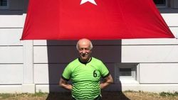 72 yaşında futbolcu performansıyla gençlere taş çıkartıyor
