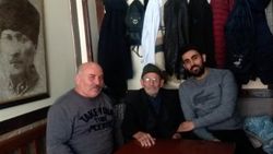 Yaşlı babası sıkılmasın diye her gün yanında