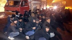 Göçmenleri Avrupa'ya götürmeye çalışan şebeke çökertildi